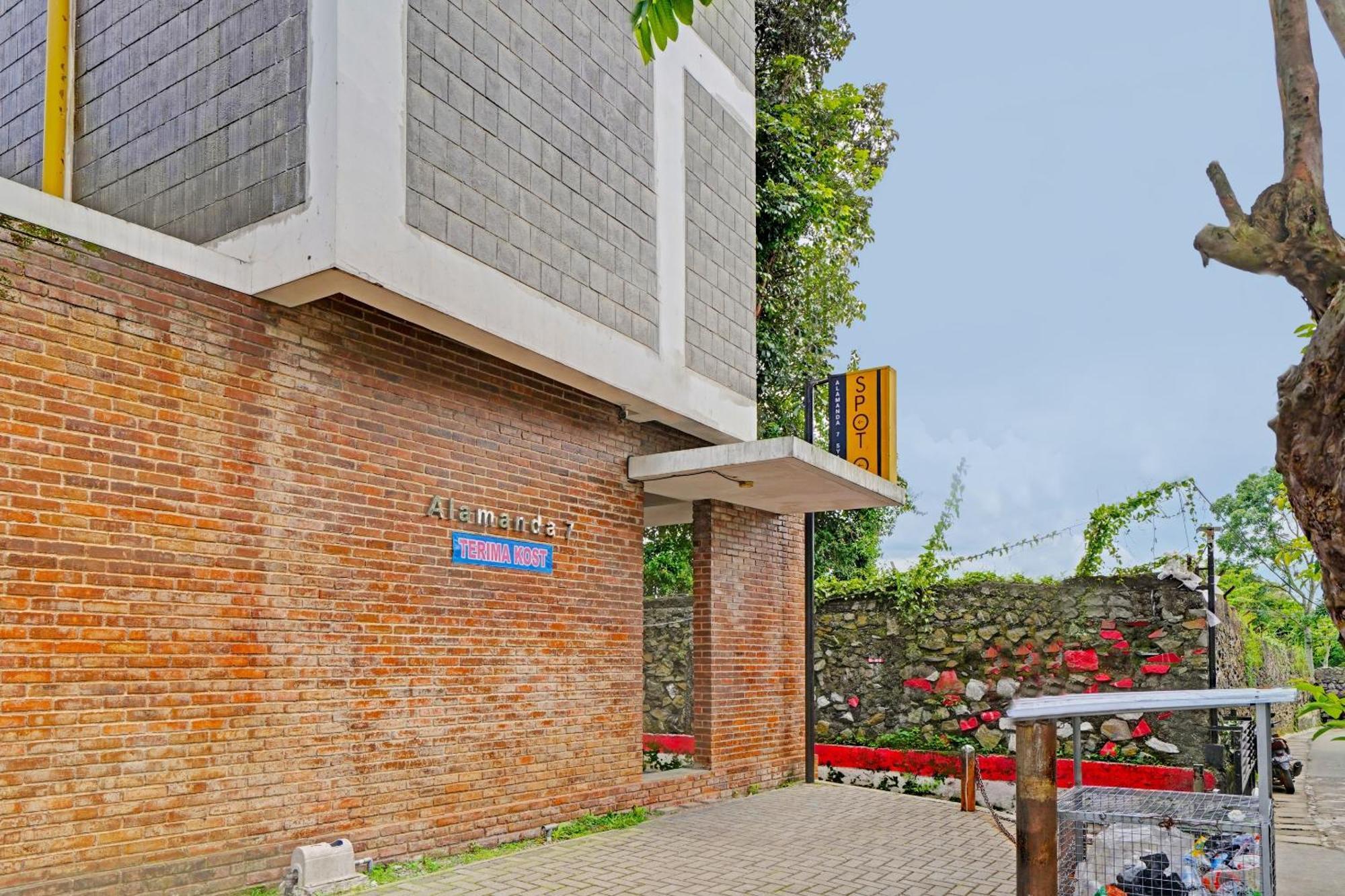 Super Oyo 2190 Alamanda 7 Syariah Bandung Eksteriør billede